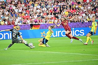 Sebastian Christoph Gollnow/dpa | Da war noch alles in Ordnung für die DFB-Auswahl: Jule Brand (in Rot) erzielt das 1:0.