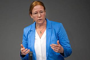 Bernd von Jutrczenka/dpa | SPD-Fraktionsvize Dagmar Schmidt stellt sich im Soziales gegen den Kanzler (Foto: Archiv).