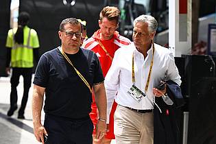 Sven Hoppe/dpa | Max Eberl (l) beim Spiel des FC Bayern in Miami gegen Flamengo.