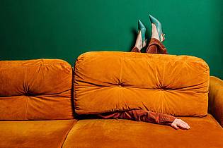 Vira Simon/Westend61/dpa-tmn | Noch halb im Arbeitsmodus: Nicht allen fällt es leicht, nach Feierabend richtig abzuschalten. 