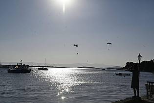 Anne Pollmann/dpa | Löschhubschrauber im Einsatz.