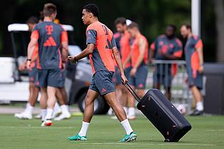 Sven Hoppe/dpa | Jamal Musiala zieht eine Musikbox auf den Trainingsplatz. Gegen Flamengo soll der Bayern-Star auf dem Platz für die Musik sorgen.