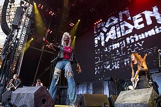 -/Phantom Music Management Ltd/dpa | In ihrer Heimatstadt London gaben Iron Maiden ein gefeiertes Konzert vor 75.000 Fans. Maskottchen Eddie ist immer dabei.