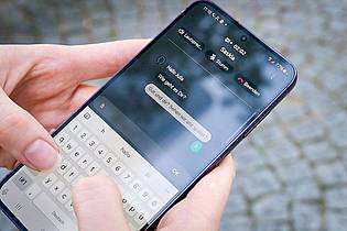 O2 Telefónica/dpa-tmn | Mobile Barrierefreiheit: Beim Telefonieren einfach live chatten mit Real-Time-Text (RTT).