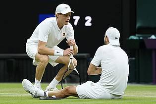 Jordan Pettitt/PA Wire/dpa | Jannik Sinner (l) kümmert sich um Grigor Dimitrow.