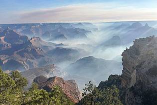 Joelle Baird/National Park Service/dpa | Rauch von Waldbränden liegt über dem Grand Canyon Nationalpark im Norden Arizonas. 