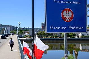 Patrick Pleul/dpa | Der deutsch-polnische Grenzübergang Stadtbrücke zwischen Frankfurt (Oder) und Slubice. Polens Regierung rechnet mit Behinderungen des Grenzverkehrs durch die am Montag beginnenden Kontrollen an der Grenze. (Archivbild)