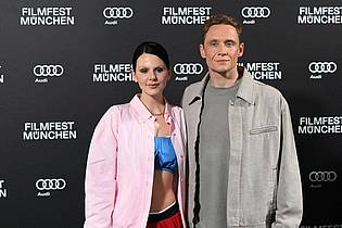 Felix Hörhager/dpa | Matthias Schweighöfer und Ruby O. Fee vertreiben sich gern auch mal die Zeit zu Hause. (Archivfoto)