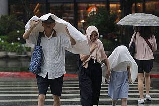 Chiang Ying-ying/AP/dpa | Taifun «Danas» brachte Regen und heftige Winde mit sich. 