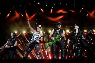 Leo Correa/AP/dpa | Fans schwärmen von der Energie der Scorpions auf der Bühne. (Archivbild)