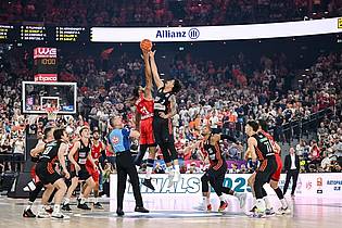 Harry Langer/dpa | Der FC Bayern München (rot) und Ratiopharm Ulm begegneten sich im dritten Finalspiel lange auf Augenhöhe.