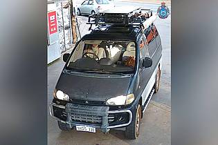 Supplied/WESTERN AUSTRALIA POLICE/AAP/dpa | Die vermisste Backpackerin war seit zwei Jahren in Australien unterwegs, zuletzt in diesem schwarz-silbernen Van.