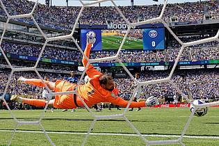Adam Hunger/AP/dpa | PSG-Torwart Gianluigi Donnarumma kommt nicht ran an den platzierten Schuss von Cole Palmer. 