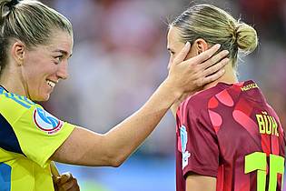Sebastian Christoph Gollnow/dpa | Schwedens Linda Sembrant tröstet ihre frühere Bayern-Kollegin Klara Bühl.