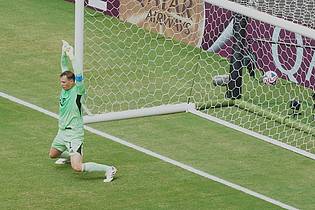 Marta Lavandier/AP/dpa | Beim ersten Gegentor kann Manuel Neuer die Fäuste nicht schnell genug in die Höhe reißen.