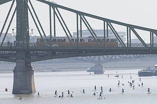 Attila Volgyi/XinHua/dpa | In Budapest ist das Schwimmen in der Donau punktuell möglich. (Archivbild)