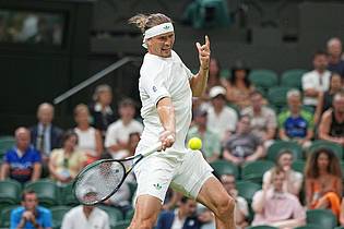 Alastair Grant/AP/dpa | Alexander Zverev spielt am Dienstag seine Erstrundenpartie zu Ende.