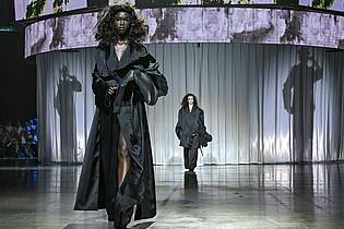 Jens Kalaene/dpa | Die Kollektion hat eine 80er-Jahre-Anmutung.