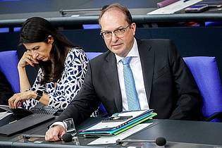 Kay Nietfeld/dpa | In seiner Rede betont Bundesinnenminister Alexander Dobrindt (CSU), die Regelung zur Abschaffung des Pflichtanwalts betone ausschließlich Ausländer, die vollziehbar ausreisepflichtig seien.