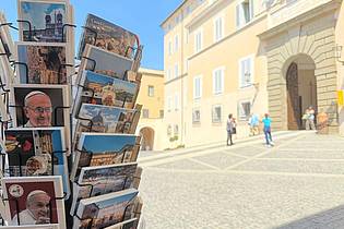 Christoph Sator/dpa | Noch fehlen vor dem Papstpalast in Castel Gandolfo die Postkarten mit Leo XIV.