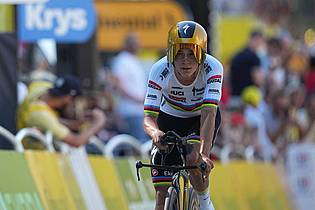 Thibault Camus/AP/dpa | Der Belgier Remco Evenepoel hat das erste Einzelzeitfahren der 112. Tour gewonnen. 