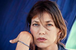 Mychele Daniau/AFP/dpa | Ohne sie hätte es diese berühmte Tasche nicht gegeben: Jane Birkin (Archivfoto) 