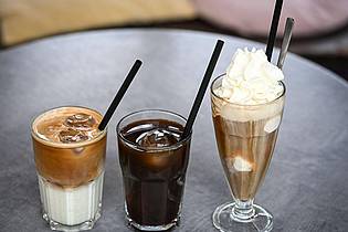 Jens Kalaene/dpa | Iced Latte (also geeister Milchkaffee) und Iced Coffee sind puristischer als der sahnige Wiener Eiskaffee, der früher der Inbegriff von Eiskaffee in Deutschland war.