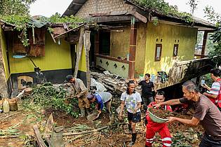 Rangga Firmansyah/XinHua/dpa | In der Region West-Java wurden viele Häuser schwer beschädigt.