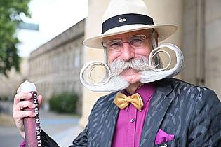 Bernd Weißbrod/dpa | 30 Minuten am Tag investiert der 68-Jährige in sein Bart-Styling.