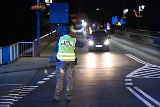Sebastian Kahnert/dpa | Ein polnischer Grenzschützer steht hinter der Stadtbrücke von Görlitz und winkt ein Fahrzeug zur Kontrolle raus. Polen hat vorübergehend die Grenzkontrollen an der deutsch-polnischen Grenze wieder aufgenommen. (Foto aktuell)