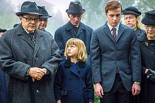 Coin Film/Heike Fischer/WDR/dpa | Bei der Beerdigung der Mutter findet die kleine Marie wenig Trost in der Familie.