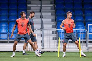 Sven Hoppe/dpa | Thomas Müller präpariert sich für sein letztes (?) Bayern-Spiel. Rechts Joshua Kimmich.