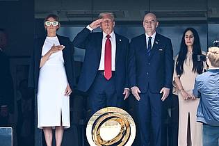 Sven Hoppe/dpa | US-Präsident Donald Trump und First Lady Melania Trump beim Abspielen der Nationalhymne vor dem Finale. Rechts FIFA-Präsident Gianni Infantino. 