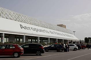 Clara Margais/dpa | Medienberichten zufolge wurden mehrere Menschen an Bord eines geparkten Passagierjets verletzt, als die Maschine wegen eines kleineren Brandes an Bord geräumt werden musste.