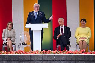 Bernd von Jutrczenka/dpa | Bundespräsident Steinmeier sagt Litauen am Nationalfeiertag die Unterstützung Deutschlands bei der Verteidigung seiner Freiheit zu. 