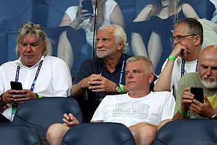 Branislav Racko/dpa | Rudi Völler (M) tippt auf einen Sieg gegen England.