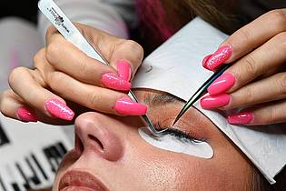 Jens Kalaene/dpa | Nicht ohne Risiken: Wimpernverlängerungen können allergische Reaktionen und Entzündungen am Augenlid verursachen.