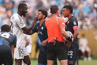 David Klein/CSM via ZUMA Press Wire/dpa | Antonio Rüdiger (l) streitet mit Gustavo Cabral von CF Pachuca (r), dem er eine rassistische Beleidigung vorwarf.