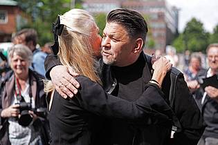 Marcus Brandt/dpa | Auch Marion Fedder und Tim Mälzer sind unter den Trauergästen.