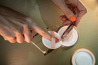Christin Klose/dpa-tmn | Schritt 2: Puder mit Puderquaste auf die Nasenpads der Sonnenbrille auftragen.