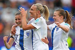 Alessandra Tarantino/AP/dpa | Finnland bejubelt das Siegtor durch Katariina Kosola (l).