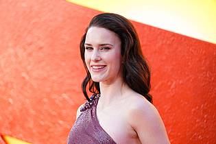 Scott A Garfitt/AP/dpa | US-Schauspielerin Rachel Brosnahan war gerade auf einer öffentlichen Toilette, als Regisseur James Gunn ihr eine Rolle im neuen Superman-Film anbot. (Archivbild)