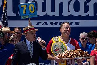 Yuki Iwamura/AP/dpa | Joey Chestnut (r) schaffte das Comeback beim Hot-Dog-Wettessen, 