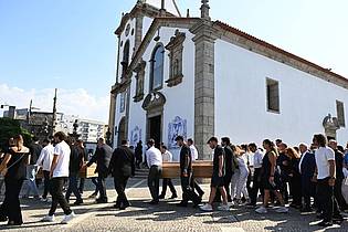 Pa/PA Wire/dpa | Die Särge von Diogo Jota und seinem Bruder André Silva werden in die Kirche Igreja Matriz de Gondomar getragen.