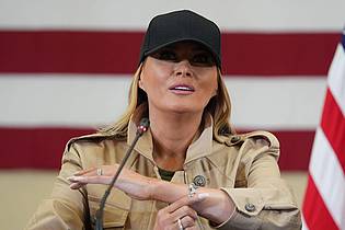 Jacquelyn Martin/AP/dpa | Die First Lady bekam ein Armband aus dem Sturzflut-Gebiet geschenkt.