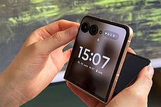 Christoph Dernbach/dpa-tmn | Kein Sensibelchen: Der Klappmechanismus des Razr 60 Ultra ist robust geraten.