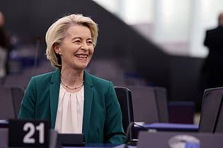 Philipp von Ditfurth/dpa | Ursula von der Leyen kann aufatmen: Der von Rechten eingereichte Misstrauensantrag gegen sie ist gescheitert. (Archivbild)