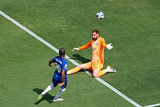 Pamela Smith/AP/dpa | Chelsea-Stürmer João Pedro lupft den Ball über PSG-Torwart Gianluigi Donnarumma hinweg zum 3:0 ins Tor.