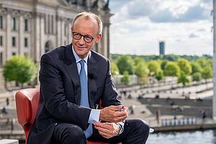 Michael Kappeler/dpa | Kanzler Merz hat das Bürgergeld im Visier - doch der Koalitionspartner scheint nicht mitzuziehen. (Archivbild)