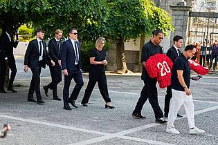 Manu Fernandez/AP/dpa | Liverpools Kapitän Virgil van Dijk geht mit einem Blumengebinde mit Diogo Jotas Rückennummer 20 zur Beerdigung.